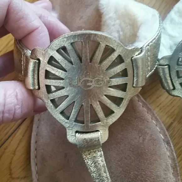 UGG | Medallion Sandals - Picture 6 of 6